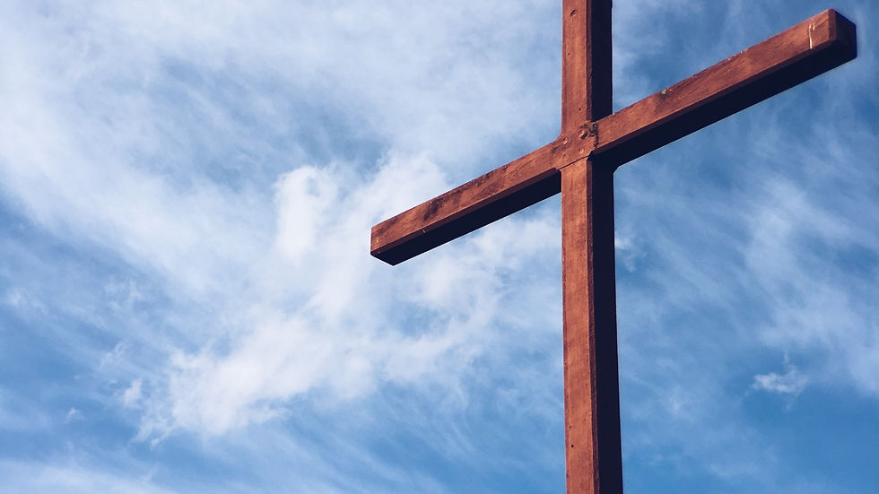 Kreuz vor Himmel