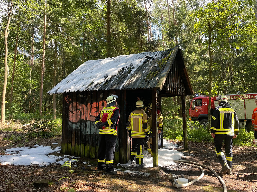 Schutzh-tte-im-Wald-n-he-Hermannsburg-in-Brand-geraten