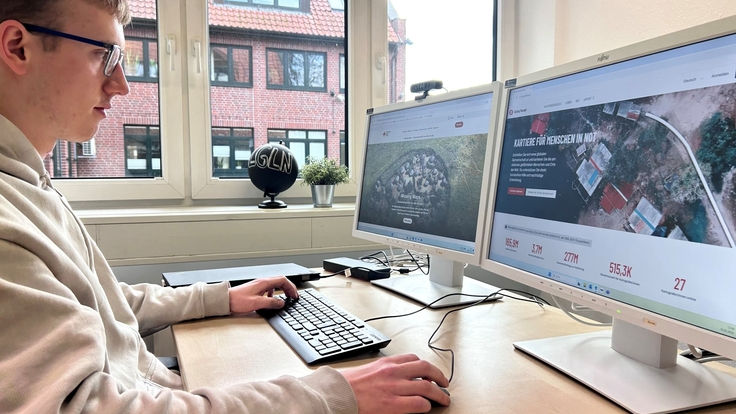 Ein junger Mann sitzt am Computer