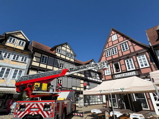 Feuerwehr überprüft Brandschutz zum Start des Celler Weinmarkts