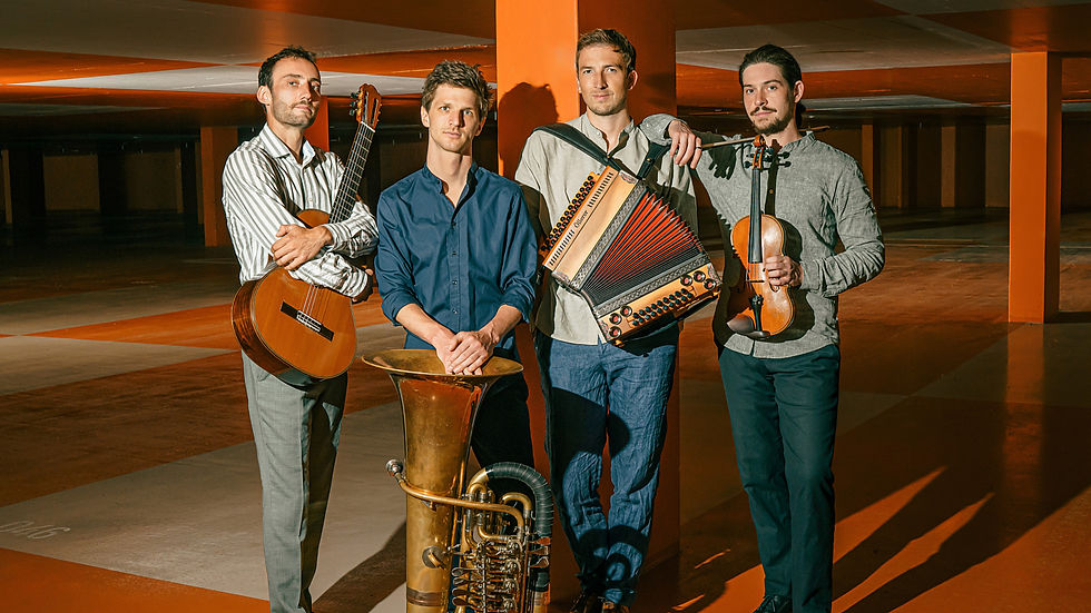 Vier Männer mit Instrumenten