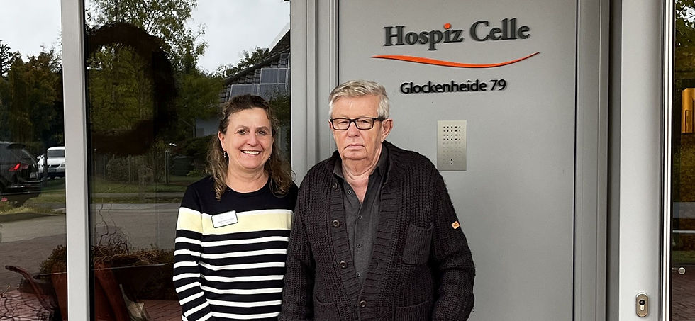Pflegedienstleitung Birte Reinschild mit Josef Schanz. Foto: Dagmar Hecker