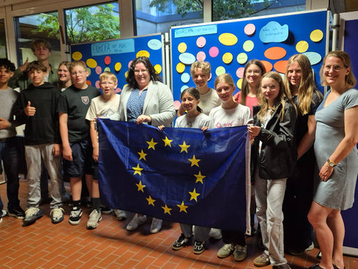 Lena Düpont besucht Präsentation der Erasmus-AG am Ernestinum