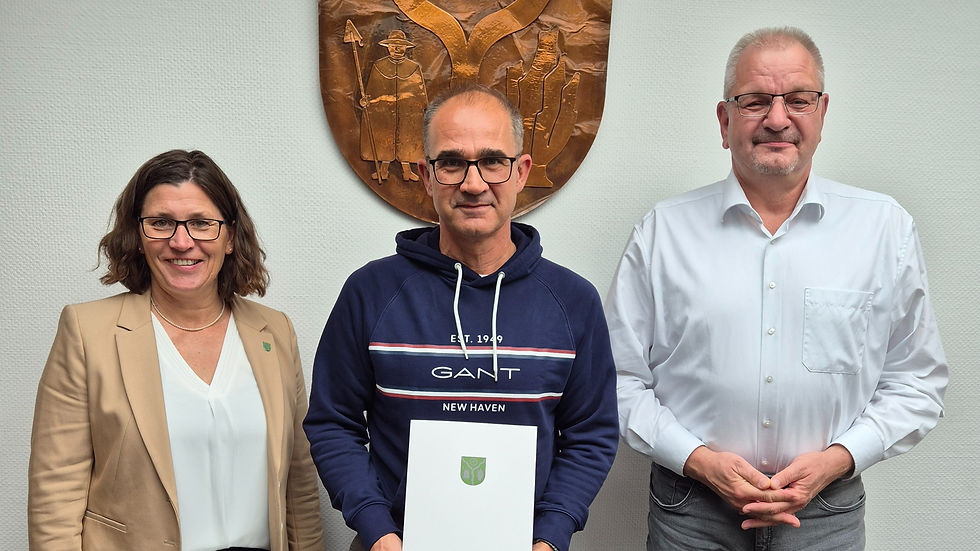 Menschen mit Urkunde