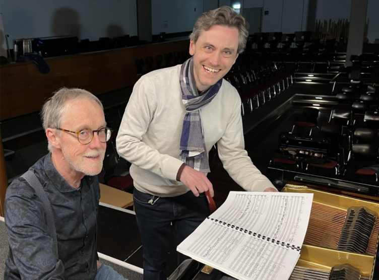 Der Solist Ulrich Salzer (links) und der Dirigent Christoph Stelljes bei der Probenarbeit. (Foto: Celler Kammerorchester, Lars Schrader)
