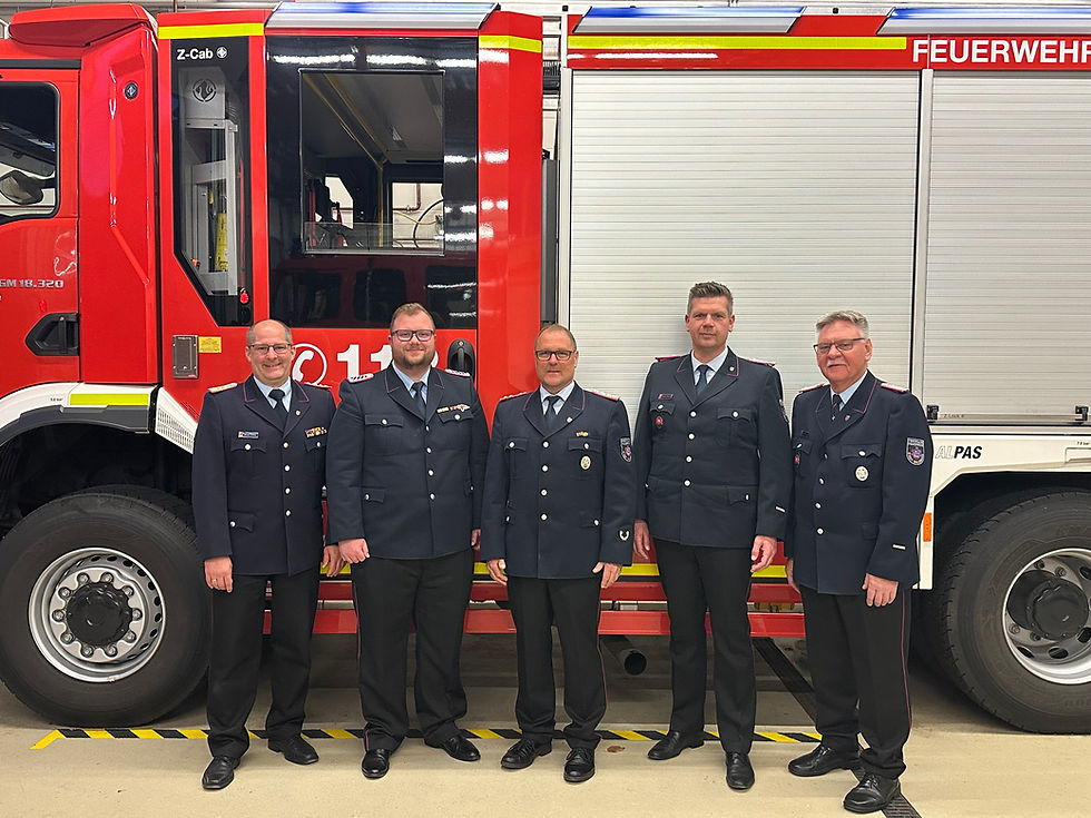 Vlnr: Stadtbrandmeister Michael Schlüter, Marcel Schmidt, Ortsbrandmeister Torsten Helberg, die stellvertretenden Ortsbrandmeister Sascha Wenzel, Bernd Berger. Foto: Jens Führer
