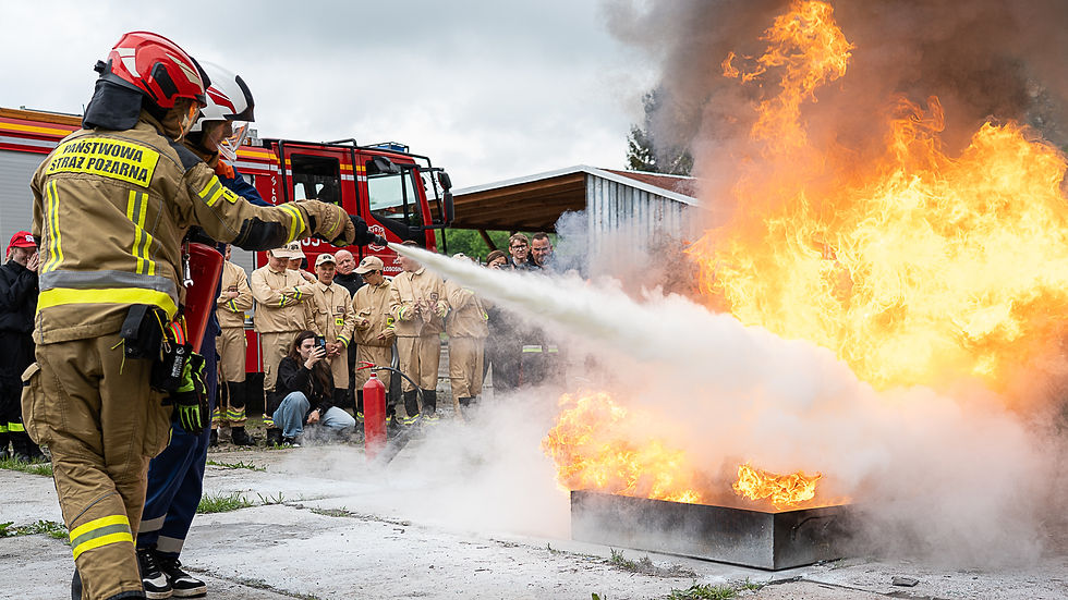 Mensch löscht Feuer