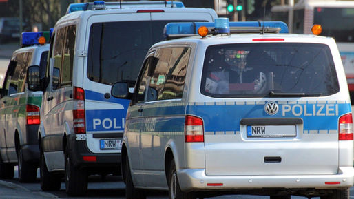 Unbekannte beschädigen mit gestohlenen Baufahrzeugen Zaun und graben Waldweg um