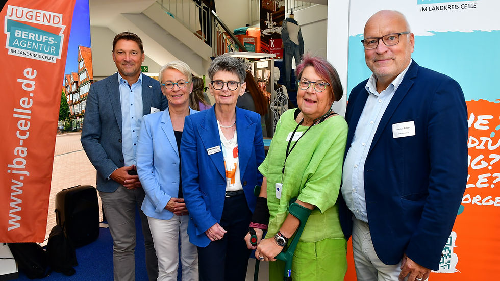 Vlnr.: Michael Kühl, Geschäftsführer Operativ Agentur für Arbeit Celle; Dr. Wiebke Wietschel, Kreisrätin Landkreis Celle; Sylke Schwanhold, Geschäftsführerin Jobcenter Landkreis Celle; Sabine Schöllchen, Vorsitzende KulturTrif(f)t; Thomas Röttger, Leitung Stiftung Linerhaus Celle