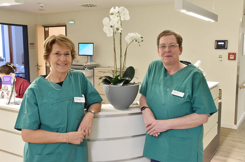 Carola Burghardt (l.) und Angela Pollack arbeiten als „Grüne Damen“ ehrenamtlich im Helios Klinikum Uelzen. Foto: Helios