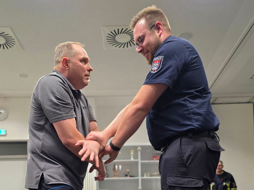 Einsatzkräfte üben Schutztechniken: Selbstverteidigung bei der Feuerwehr