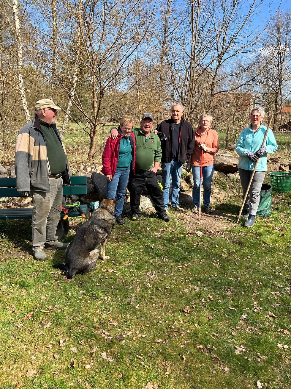 Das Bild zeigt das Arbeitsteam an der Kräuterspirale. Foto: Volker Nickel