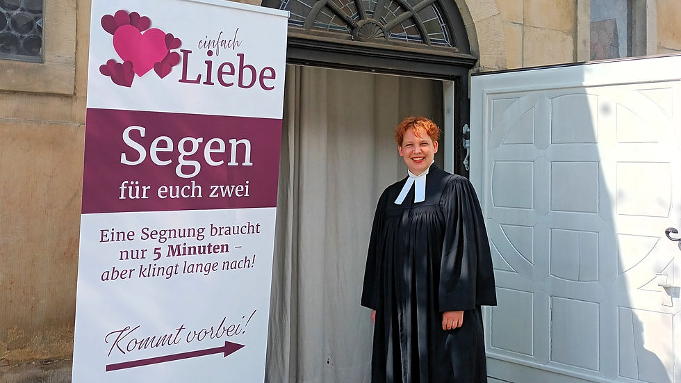 Pastorin mit Werbebanner