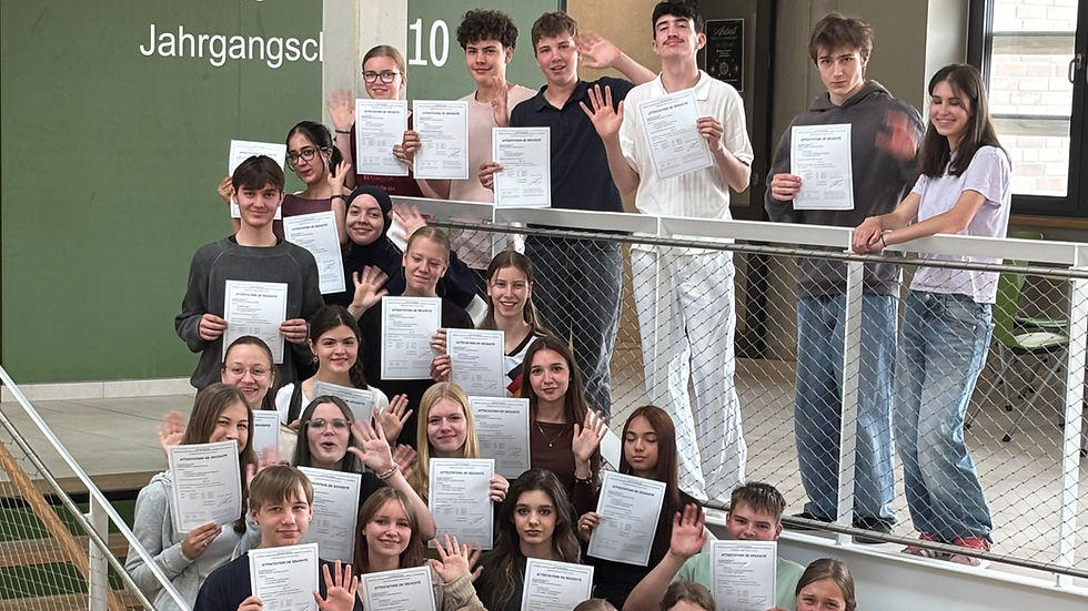 Gruppe Schüler*innen mit Diplom