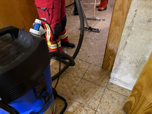 Kirchenkeller unter Wasser - Neue Technik der Ortsfeuwehr Nienhagen im Einsatz