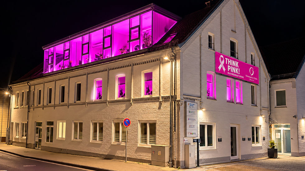 Gebäude mit lila Licht