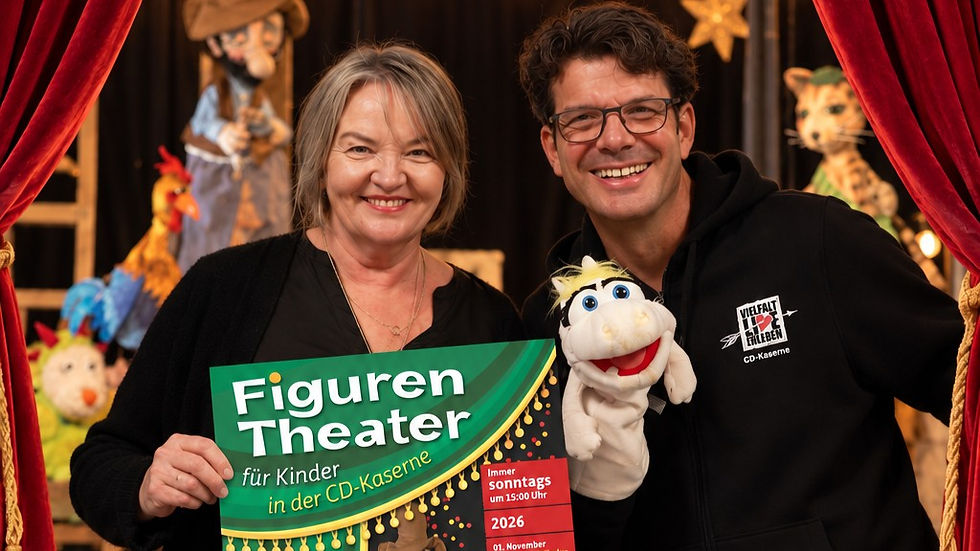 Zwei lachende Menschen mit Handpuppe