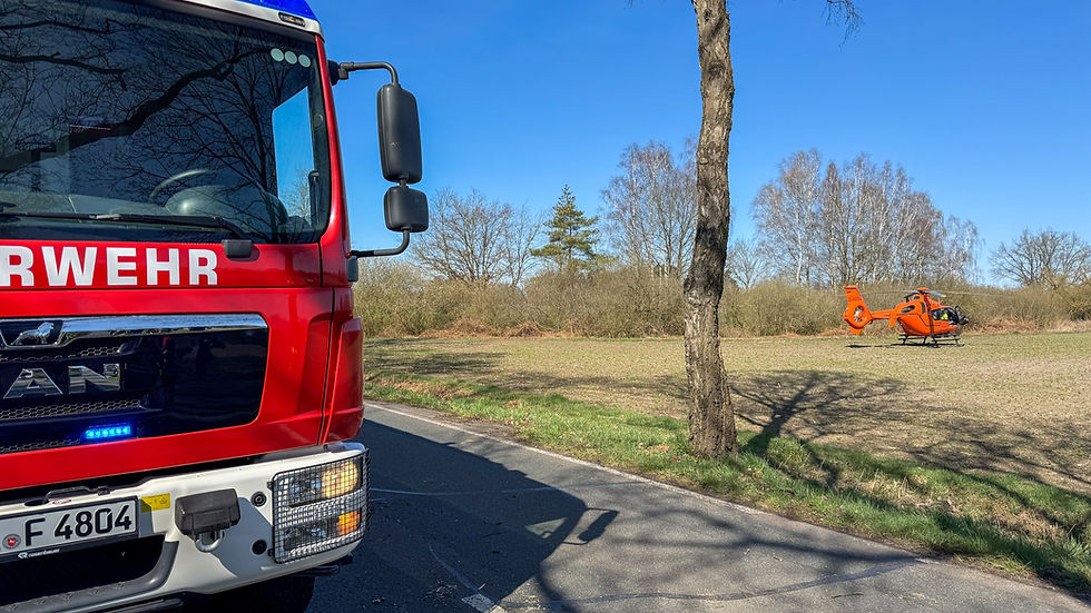 Feuerwehrauto und Hubschrauber