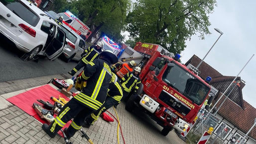 Bergen: Verkehrsunfall mit zwei eingeschlossenen Personen