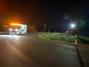 Ölspur auf der K51 fordert Feuerwehren über mehrere Stunden