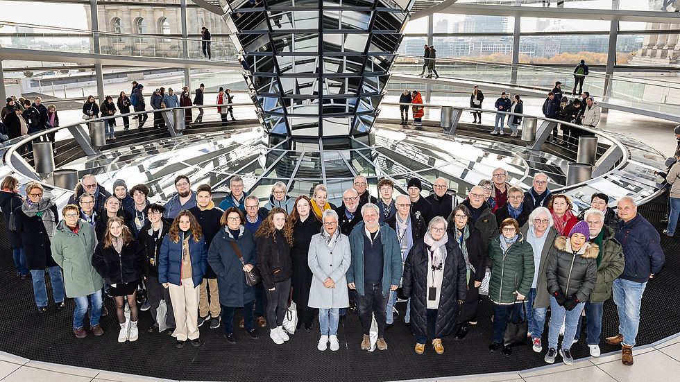 Eine Gruppe von Menschen im Reichstag