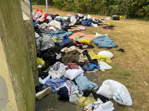 Müll neben Containern