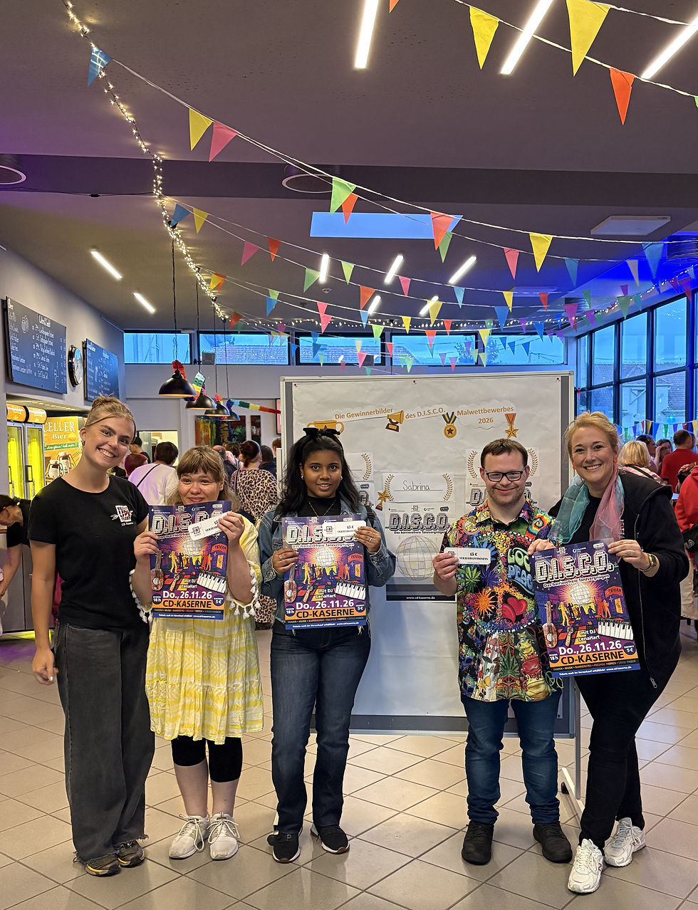Große Überraschung bei der September-D.I.S.C.O.: Die Gewinner:innen des D.I.S.C.O.-Malwettbewerbs Sabrina, Mariam und Max präsentieren gemeinsam mit Sanzy Hausmann und Steffi Fritzsche von der CD-Kaserne das neue Veranstaltungsplakat, in das ihre drei Gewinnerbilder eingeflossen sind. Foto: CD-Kaserne, Personen: v.l.n.r.