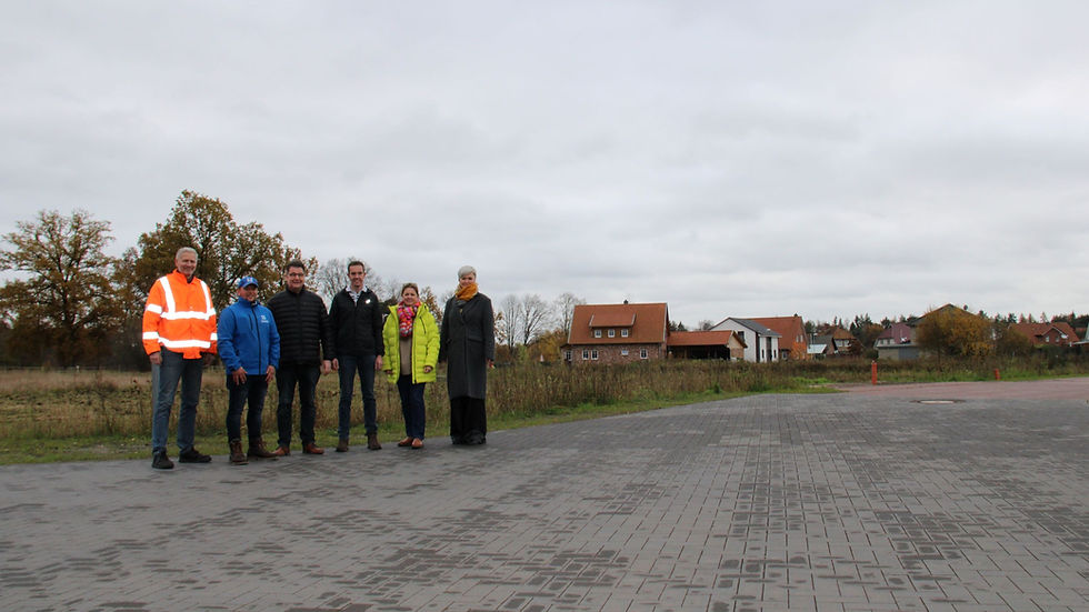 Sechs Menschen stehen an einer Straße