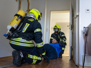 Löschzug Wienhausen probt im Seniorenhof Voss den Ernstfall