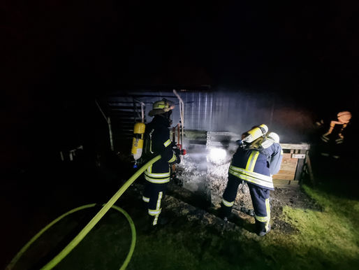 Feuerwehr löscht brennendes Gartenhaus in Eversen