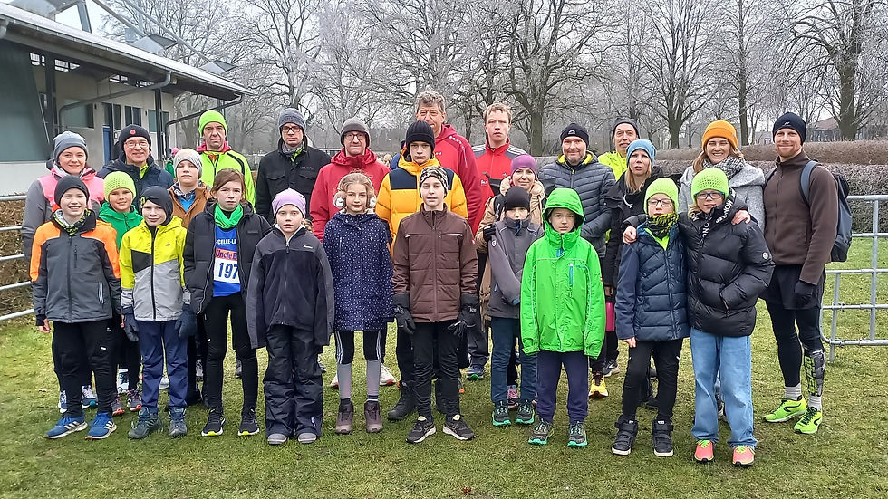 Kinder posieren in dicken Anoraks