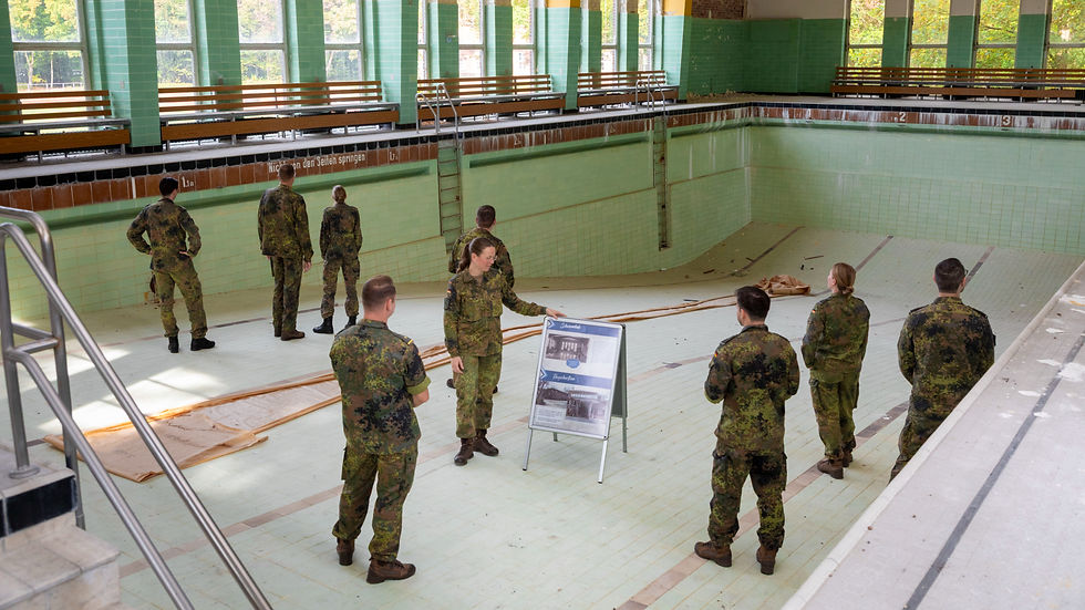 Menschen in Uniform in leerem Schwimmbecken