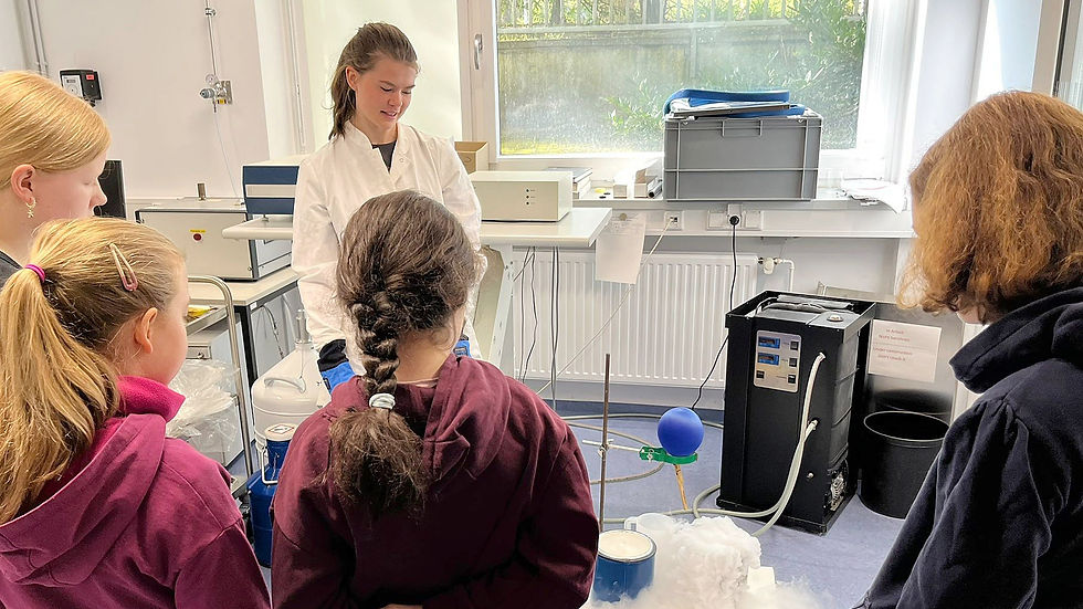 Kinder im Labor