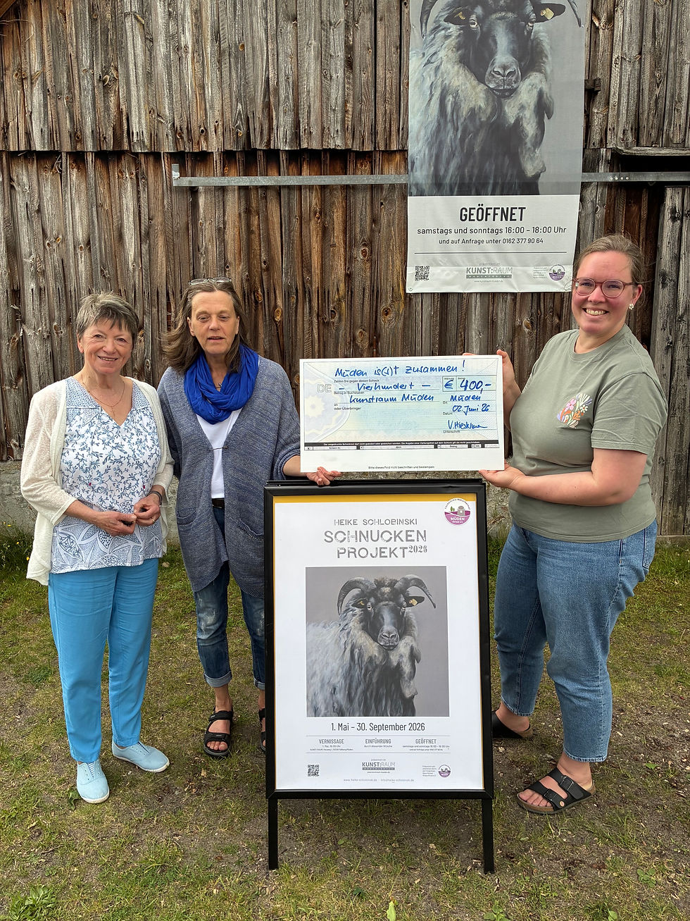 Scheckübergabe an die Sparte. Von Links: Ursula Bergler, Heike Schlobinski und Vanessa Hiestermann. Foto: Volker Nickel