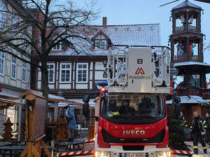 Celle: Mit der Drehleiter über den Celler Weihnachtsmarkt