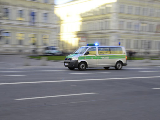 Mülltonnen auf Fahrbahn gestellt: Polizei sucht unbekannte Frau in Wathlingen