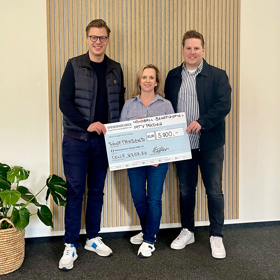 Scheckübergabe (OFC) vlnr. Steffen Müller, Liane von Hoff, Dennis Hüsken