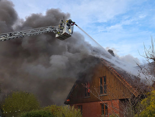Großbrand in Bostel: Carport-Feuer greift auf Wohnhaus über