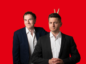Martin Valenske & Henning Ruwe in „Kunst&Bühne“: Politische Satire für absurde Zeiten