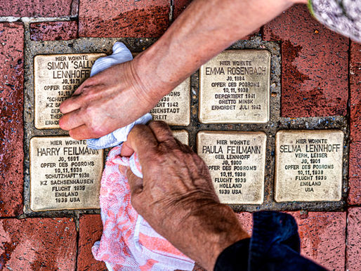 Stolpersteine gereinigt – Vier Gedenktafeln sollen im November an die jüdische Familie Lennhoff erinnern