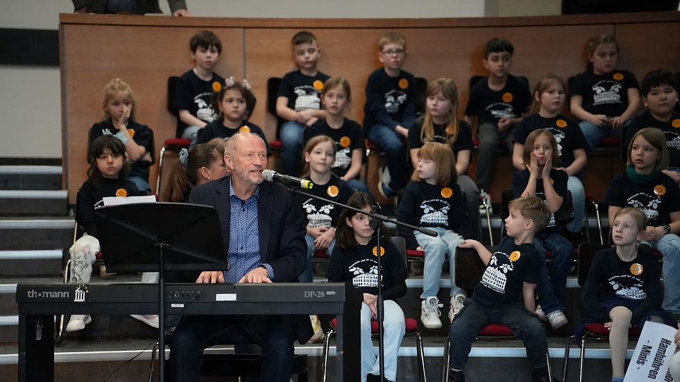 Kinderchor und Mann am Keyboard