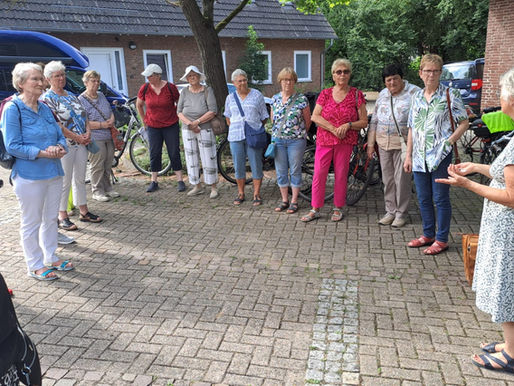 Auf den Spuren der Bienen: Landfrauen besuchen Institut für Bienenkunde Celle