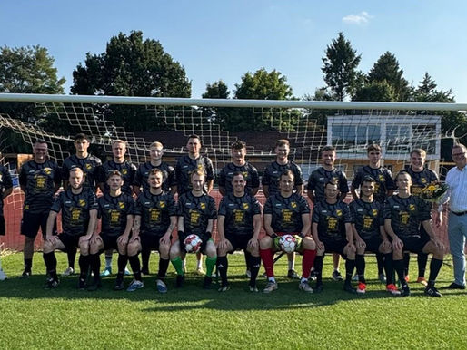 SV Nienhagen läuft noch heißer: Neue Aufwärmshirts für die 1. Herrenmannschaft