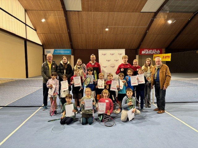 Alle Kleinfeld-Teilnehmer der U8 und U7 mit den Turnierverantwortlichen und Schiedsrichtern