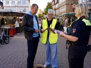 Celler Polizei klärt auf dem Wochenmarkt über Taschendiebstähle auf