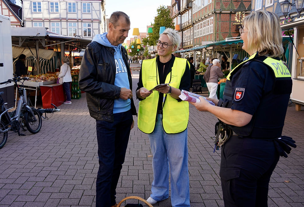 Cosima Bauer und Eike Thiel von der Celler Polizei informieren einen Marktbesucher