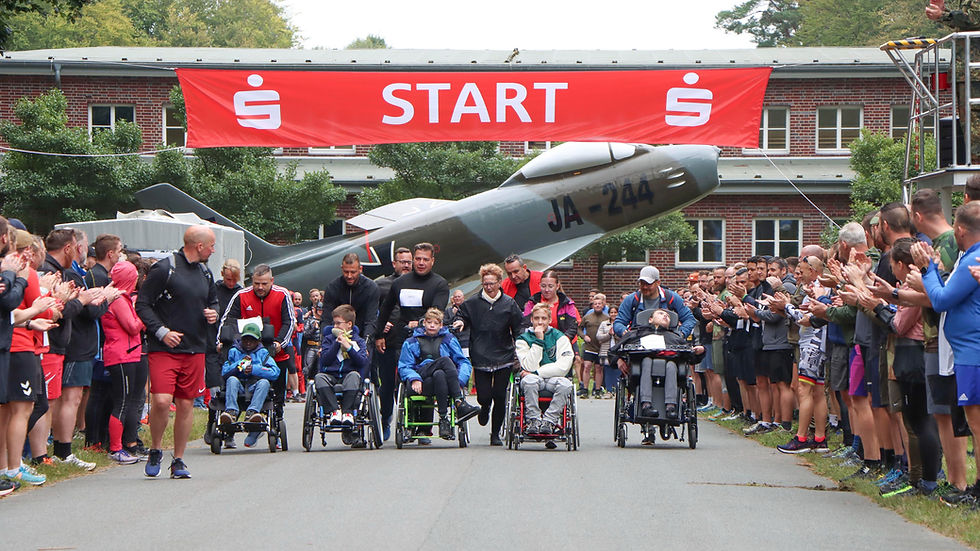Eine Gruppe Rollstuhlfahrer*innen wartet auf das Startsignal