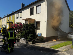 Feuerwehr löscht Feuer in Reihenhaus