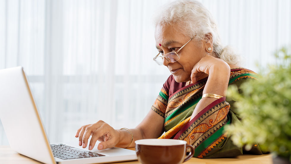 Frau an laptop