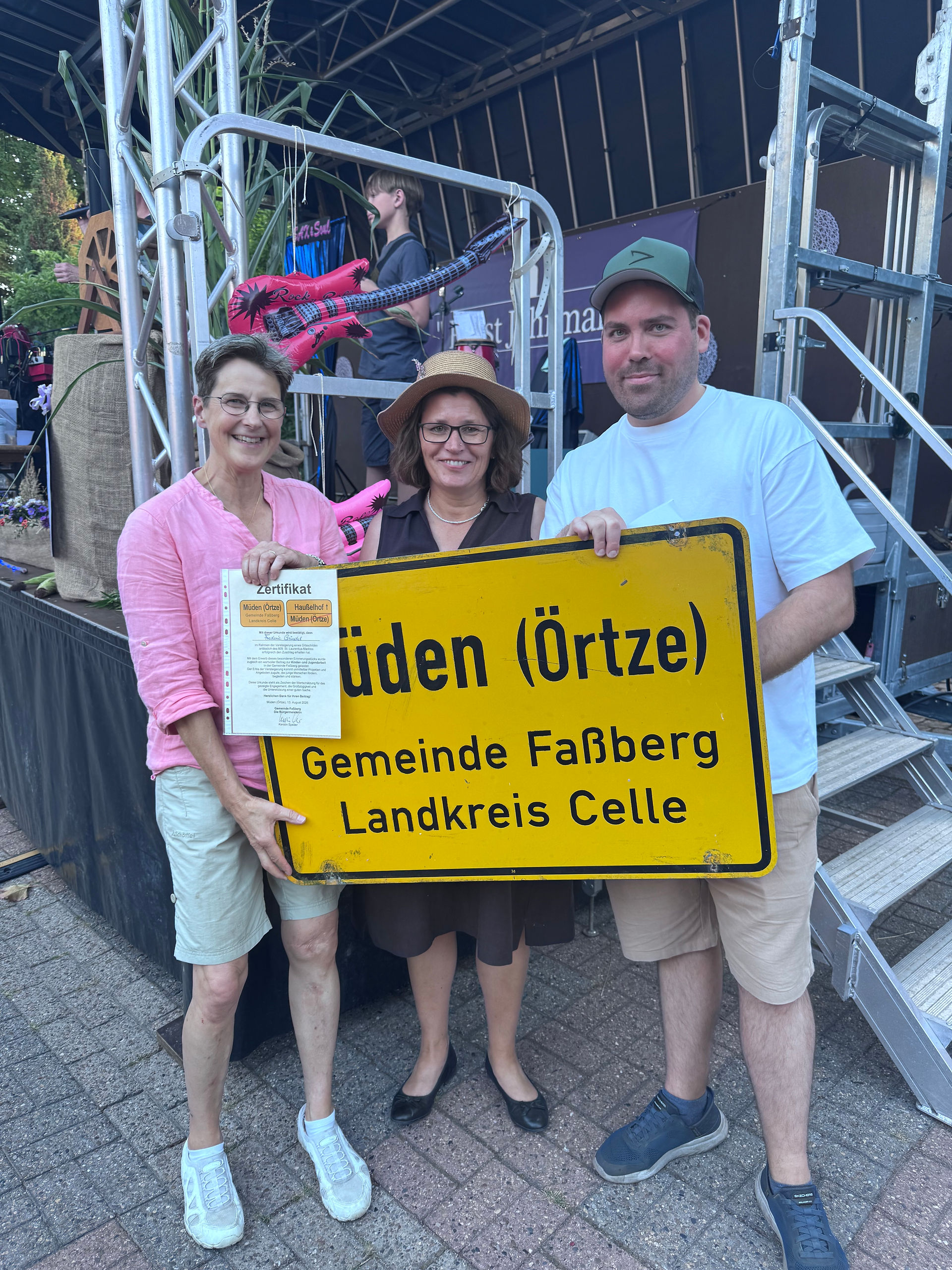 Die glücklichen Bieterinnen und Bieter bei der Versteigerung auf dem Müdener Mark